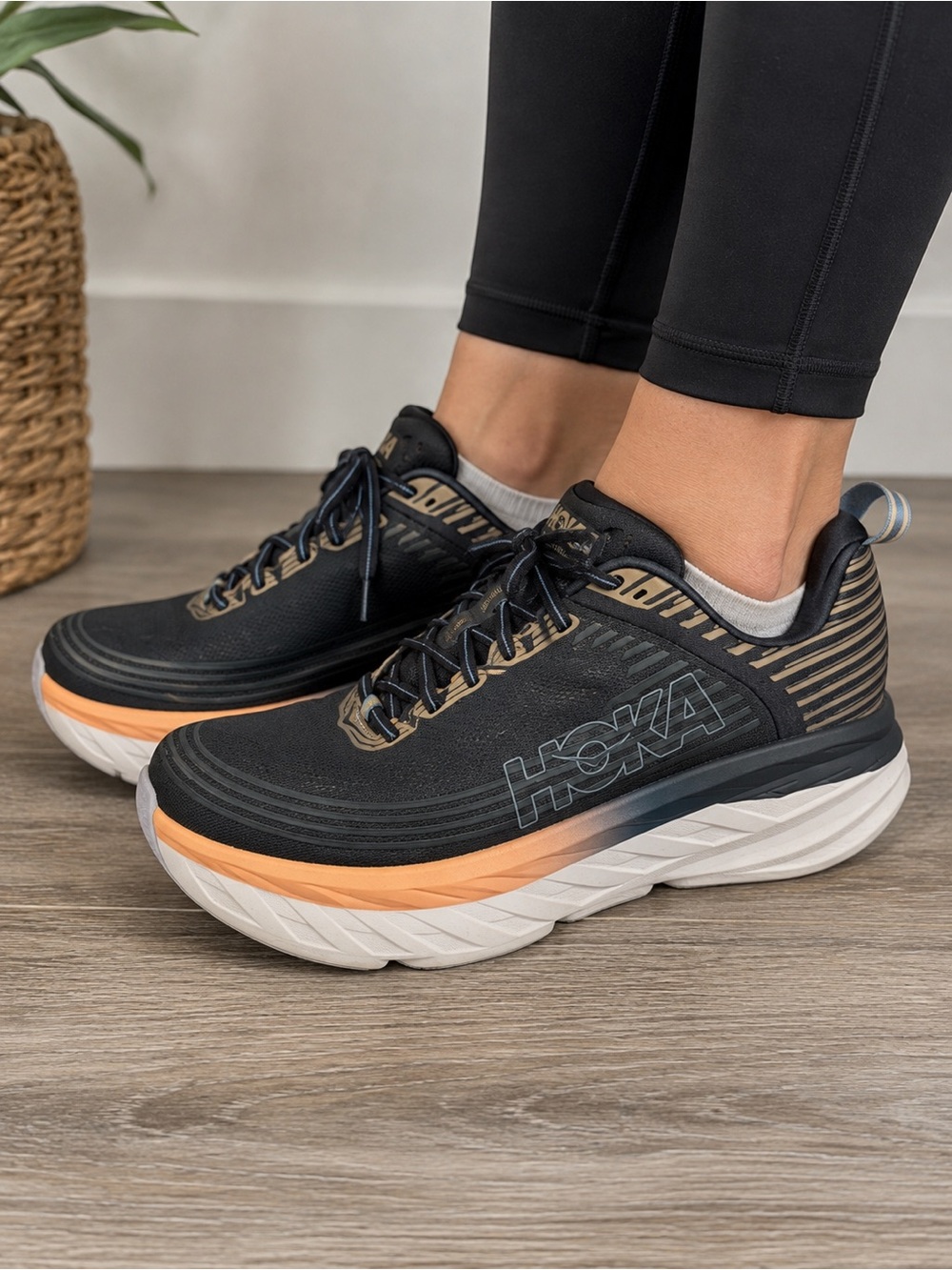 Hoka One One Bondi 6 Women’s Running Shoes Black Peach Size 11 D Wide EUC